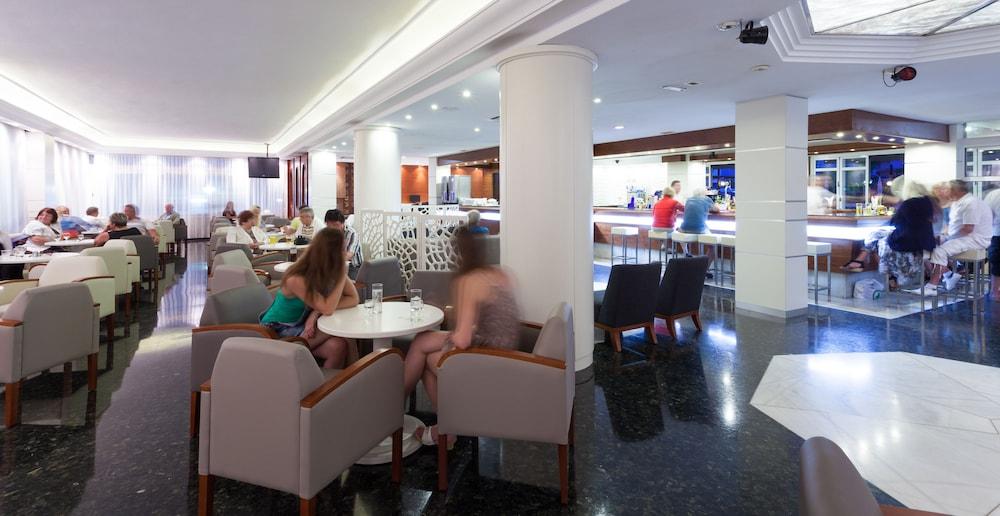 Hotel Mariant S'Illot  Buitenkant foto